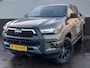 Toyota Hilux 2.8 D-4D Double Cab Invincible Automaat Nieuw geleverd, incl. o.a.: De laadbak is gecoat, trekhaak 13plg, stoelverwarming, achteruitrij camera, keyless, navigatie, Apple CarPlay/Android Auto, JBL Audio, NL-auto, boekjes compleet, 265/65R18 banden CST AT318 Sahara 4X4 terreinbanden