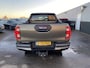 Toyota Hilux 2.8 D-4D Double Cab Invincible Automaat Nieuw geleverd, incl. o.a.: De laadbak is gecoat, trekhaak 13plg, stoelverwarming, achteruitrij camera, keyless, navigatie, Apple CarPlay/Android Auto, JBL Audio, NL-auto, boekjes compleet, 265/65R18 banden CST AT318 Sahara 4X4 terreinbanden