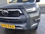 Toyota Hilux 2.8 D-4D Double Cab Invincible Automaat Nieuw geleverd, incl. o.a.: De laadbak is gecoat, trekhaak 13plg, stoelverwarming, achteruitrij camera, keyless, navigatie, Apple CarPlay/Android Auto, JBL Audio, NL-auto, boekjes compleet, 265/65R18 banden CST AT318 Sahara 4X4 terreinbanden