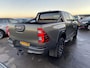 Toyota Hilux 2.8 D-4D Double Cab Invincible Automaat Nieuw geleverd, incl. o.a.: De laadbak is gecoat, trekhaak 13plg, stoelverwarming, achteruitrij camera, keyless, navigatie, Apple CarPlay/Android Auto, JBL Audio, NL-auto, boekjes compleet, 265/65R18 banden CST AT318 Sahara 4X4 terreinbanden
