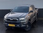 Toyota Hilux 2.8 D-4D Double Cab Invincible Automaat Nieuw geleverd, incl. o.a.: De laadbak is gecoat, trekhaak 13plg, stoelverwarming, achteruitrij camera, keyless, navigatie, Apple CarPlay/Android Auto, JBL Audio, NL-auto, boekjes compleet, 265/65R18 banden CST AT318 Sahara 4X4 terreinbanden