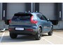 Volvo XC40 B4 Automaat Plus Black Edition | Verwarmbare voorstoelen | Verwarmbaar stuurwiel | Premium audio by Harman Kardon | Panoramadak | Verwarmbaar voorruit | Rondom zichtcamera | 20 inch Lichtmetalen velgen | Alarmklasse 3