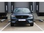 Volvo XC40 B4 Automaat Plus Black Edition | Verwarmbare voorstoelen | Verwarmbaar stuurwiel | Premium audio by Harman Kardon | Panoramadak | Verwarmbaar voorruit | Rondom zichtcamera | 20 inch Lichtmetalen velgen | Alarmklasse 3