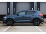 Volvo XC40 B4 Automaat Plus Black Edition | Verwarmbare voorstoelen | Verwarmbaar stuurwiel | Premium audio by Harman Kardon | Panoramadak | Verwarmbaar voorruit | Rondom zichtcamera | 20 inch Lichtmetalen velgen | Alarmklasse 3