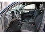 Volvo XC40 B4 Automaat Plus Black Edition | Verwarmbare voorstoelen | Verwarmbaar stuurwiel | Premium audio by Harman Kardon | Panoramadak | Verwarmbaar voorruit | Rondom zichtcamera | 20 inch Lichtmetalen velgen | Alarmklasse 3