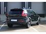 Volvo XC40 B4 Automaat Plus Black Edition | Verwarmbare voorstoelen | Verwarmbaar stuurwiel | Premium audio by Harman Kardon | Verwarmbaar voorruit | Panoramadak | Rondom zichtcamera | 20 inch Lichtmetalen velgen | Alarmklasse 3