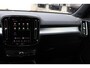 Volvo XC40 B4 Automaat Plus Black Edition | Verwarmbare voorstoelen | Verwarmbaar stuurwiel | Premium audio by Harman Kardon | Panoramadak | Rondom zichtcamera | Verwarmbare voorruit | 20 inch Lichtmetalen velgen | Alarmklasse 3
