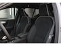 Volvo XC40 B4 Plus Black Edition Elektrisch Verstelbare Voorstoelen | Getint Glas Achter | 20 inch Lichtmetalen Velgen Hoogglans Zwart | Keyless | Elektrische Achterklep | Premium audio by Harman Kardon | Stoelverwarming | Stuurverwarming | Volvo UX Infotainment | Adaptieve Cruise Control | Pilot Assist | BLIS