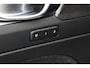 Volvo XC40 B4 Plus Black Edition Elektrisch Verstelbare Voorstoelen | Getint Glas Achter | 20 inch Lichtmetalen Velgen Hoogglans Zwart | Keyless | Elektrische Achterklep | Premium audio by Harman Kardon | Stoelverwarming | Stuurverwarming | Volvo UX Infotainment | Adaptieve Cruise Control | Pilot Assist | BLIS