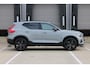Volvo XC40 B4 Plus Black Edition Elektrisch Verstelbare Voorstoelen | Getint Glas Achter | 20 inch Lichtmetalen Velgen Hoogglans Zwart | Keyless | Elektrische Achterklep | Premium audio by Harman Kardon | Stoelverwarming | Stuurverwarming | Volvo UX Infotainment | Adaptieve Cruise Control | Pilot Assist | BLIS