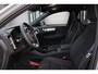Volvo XC40 B4 Plus Black Edition Elektrisch Verstelbare Voorstoelen | Getint Glas Achter | 20 inch Lichtmetalen Velgen Hoogglans Zwart | Keyless | Elektrische Achterklep | Premium audio by Harman Kardon | Stoelverwarming | Stuurverwarming | Volvo UX Infotainment | Adaptieve Cruise Control | Pilot Assist | BLIS