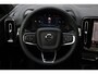 Volvo XC40 B4 Plus Black Edition Elektrisch Verstelbare Voorstoelen | Getint Glas Achter | 20 inch Lichtmetalen Velgen Hoogglans Zwart | Keyless | Elektrische Achterklep | Premium audio by Harman Kardon | Stoelverwarming | Stuurverwarming | Volvo UX Infotainment | Adaptieve Cruise Control | Pilot Assist | BLIS