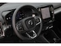 Volvo XC40 B4 Plus Black Edition Elektrisch Verstelbare Voorstoelen | Getint Glas Achter | 20 inch Lichtmetalen Velgen Hoogglans Zwart | Keyless | Elektrische Achterklep | Premium audio by Harman Kardon | Stoelverwarming | Stuurverwarming | Volvo UX Infotainment | Adaptieve Cruise Control | Pilot Assist | BLIS
