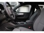 Volvo XC40 B4 Plus Dark | Verwarmbare Voorstoelen en Stuurwiel | Semi-Elektrische Trekhaak | Verwarmbare Voorruit | Premium Audio by Harman Kardon | Adaptieve Cruise Control | Park Assist