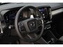 Volvo XC40 B4 Plus Dark | Verwarmbare Voorstoelen en Stuurwiel | Semi-Elektrische Trekhaak | Verwarmbare Voorruit | Premium Audio by Harman Kardon | Adaptieve Cruise Control | Park Assist