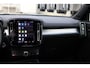 Volvo XC40 B4 Plus Dark | Verwarmbare Voorstoelen en Stuurwiel | Semi-Elektrische Trekhaak | Verwarmbare Voorruit | Premium Audio by Harman Kardon | Adaptieve Cruise Control | Park Assist