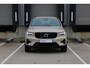 Volvo XC40 B4 Plus Dark | Verwarmbare Voorstoelen en Stuurwiel | Semi-Elektrische Trekhaak | Verwarmbare Voorruit | Premium Audio by Harman Kardon | Adaptieve Cruise Control | Park Assist