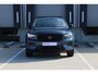 Volvo XC40 B4 Automaat Plus Black Edition | Elektrisch Verstelbare Voorstoelen | Getint Glas Achter | 20 inch Lichtmetalen Velgen| Keyless | Elektrische Achterklep | Premium audio by Harman Kardon | Stoelverwarming | Stuurverwarming | Volvo UX Infotainment | Adaptieve Cruise Control | Pilot Assist | BLIS