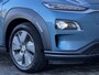 Hyundai Kona Electric EV Fashion 64 kWh Automaat / Dealer onderhouden / Accu SoH 100% / HUD / Navigatie / Achteruitrijcamera / Apple Carplay Android /  17" LM wielen / Winterwielen tegen meerprijs € 499 /