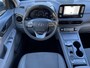 Hyundai Kona Electric EV Fashion 64 kWh Automaat / Dealer onderhouden / Accu SoH 100% / HUD / Navigatie / Achteruitrijcamera / Apple Carplay Android /  17" LM wielen / Winterwielen tegen meerprijs € 499 /