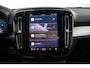 Volvo XC40 B4 197PK AUT7 Plus Dark | Adaptive Cruise & Pilot Assist | Premium audio by Harman Kardon | Power Seats incl. Memory | Verwarmbare voorstoelen + stuurwiel | Parkeercamera achter | Park Assist voor + achter | Apple Carplay | 18" Lichtmetalen wielen
