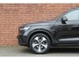 Volvo XC40 B4 Plus Dark | Verwarmbare Voorstoelen en Stuurwiel | Semi-Elektrische Trekhaak | Verwarmbare Voorruit | Premium Audio by Harman Kardon | Adaptieve Cruise Control | Park Assist