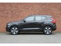 Volvo XC40 B4 Plus Dark | Verwarmbare Voorstoelen en Stuurwiel | Semi-Elektrische Trekhaak | Verwarmbare Voorruit | Premium Audio by Harman Kardon | Adaptieve Cruise Control | Park Assist