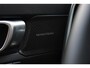 Volvo XC40 B4 Plus Dark | Semi elek. trekhaak | Verwarmbare voorstoelen en stuurwiel | Premium audio by Harman Kardon | Verwarmbare voorruit | Elektrische achterklep | Keyless entry | Parkeercamera achter | Parkeersensor voor | Elek. bed. bestuurdersstoel met geheugen | All-season banden | 19-inch lichtmetalen velgen | Blind spot | Google-maps navigatie