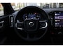 Volvo XC40 B4 Plus Dark | All-season banden | 19-inch lichtmetalen velgen | Keyless entry | Premium audio by Harman Kardon | Semi elek. trekhaak | Elek. bed. bestuurdersstoel met geheugen | Verwarmbare voorstoelen | Verwarmbaar stuurwiel | Elektrische achterklep | Blind spot | Google-maps navigatie | Parkeercamera achter | Parkeersensoren voor |