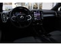 Volvo XC40 B4 Plus Dark | All-season banden | 19-inch lichtmetalen velgen | Keyless entry | Premium audio by Harman Kardon | Semi elek. trekhaak | Elek. bed. bestuurdersstoel met geheugen | Verwarmbare voorstoelen | Verwarmbaar stuurwiel | Elektrische achterklep | Blind spot | Google-maps navigatie | Parkeercamera achter | Parkeersensoren voor |