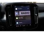 Volvo XC40 B4 Plus Dark | Semi elek. trekhaak | Verwarmbare voorstoelen en stuurwiel | Premium audio by Harman Kardon | Verwarmbare voorruit | Elektrische achterklep | Keyless entry | Parkeercamera achter | Parkeersensor voor | Elek. bed. bestuurdersstoel met geheugen | All-season banden | 19-inch lichtmetalen velgen | Blind spot | Google-maps navigatie