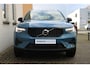 Volvo XC40 B4 Plus Dark | All-season banden | 19-inch lichtmetalen velgen | Keyless entry | Premium audio by Harman Kardon | Semi elek. trekhaak | Elek. bed. bestuurdersstoel met geheugen | Verwarmbare voorstoelen | Verwarmbaar stuurwiel | Elektrische achterklep | Blind spot | Google-maps navigatie | Parkeercamera achter | Parkeersensoren voor |