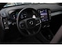 Volvo XC40 B4 Plus Dark | Semi elek. trekhaak | Verwarmbare voorstoelen en stuurwiel | Premium audio by Harman Kardon | Verwarmbare voorruit | Elektrische achterklep | Keyless entry | Parkeercamera achter | Parkeersensor voor | Elek. bed. bestuurdersstoel met geheugen | All-season banden | 19-inch lichtmetalen velgen | Blind spot | Google-maps navigatie