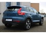 Volvo XC40 B4 Plus Dark | All-season banden | 19-inch lichtmetalen velgen | Keyless entry | Premium audio by Harman Kardon | Semi elek. trekhaak | Elek. bed. bestuurdersstoel met geheugen | Verwarmbare voorstoelen | Verwarmbaar stuurwiel | Elektrische achterklep | Blind spot | Google-maps navigatie | Parkeercamera achter | Parkeersensoren voor |