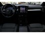 Volvo XC40 B4 Plus Dark | Semi elek. trekhaak | Verwarmbare voorstoelen en stuurwiel | Premium audio by Harman Kardon | Verwarmbare voorruit | Elektrische achterklep | Keyless entry | Parkeercamera achter | Parkeersensor voor | Elek. bed. bestuurdersstoel met geheugen | All-season banden | 19-inch lichtmetalen velgen | Blind spot | Google-maps navigatie