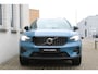 Volvo XC40 B4 Plus Dark | Semi elek. trekhaak | Verwarmbare voorstoelen en stuurwiel | Premium audio by Harman Kardon | Verwarmbare voorruit | Elektrische achterklep | Keyless entry | Parkeercamera achter | Parkeersensor voor | Elek. bed. bestuurdersstoel met geheugen | All-season banden | 19-inch lichtmetalen velgen | Blind spot | Google-maps navigatie