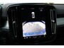 Volvo XC40 B4 Plus Dark | Semi elek. trekhaak | Verwarmbare voorstoelen en stuurwiel | Premium audio by Harman Kardon | Verwarmbare voorruit | Elektrische achterklep | Keyless entry | Parkeercamera achter | Parkeersensor voor | Elek. bed. bestuurdersstoel met geheugen | All-season banden | 19-inch lichtmetalen velgen | Blind spot | Google-maps navigatie