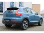 Volvo XC40 B4 Plus Dark | Semi elek. trekhaak | Verwarmbare voorstoelen en stuurwiel | Premium audio by Harman Kardon | Verwarmbare voorruit | Elektrische achterklep | Keyless entry | Parkeercamera achter | Parkeersensor voor | Elek. bed. bestuurdersstoel met geheugen | All-season banden | 19-inch lichtmetalen velgen | Blind spot | Google-maps navigatie