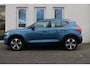 Volvo XC40 B4 Plus Dark | All-season banden | 19-inch lichtmetalen velgen | Keyless entry | Premium audio by Harman Kardon | Semi elek. trekhaak | Elek. bed. bestuurdersstoel met geheugen | Verwarmbare voorstoelen | Verwarmbaar stuurwiel | Elektrische achterklep | Blind spot | Google-maps navigatie | Parkeercamera achter | Parkeersensoren voor |