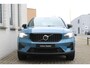 Volvo XC40 B4 Plus Dark | All-season banden | 19-inch lichtmetalen velgen | Keyless entry | Premium audio by Harman Kardon | Semi elek. trekhaak | Elek. bed. bestuurdersstoel met geheugen | Verwarmbare voorstoelen | Verwarmbaar stuurwiel | Elektrische achterklep | Blind spot | Google-maps navigatie | Parkeercamera achter | Parkeersensoren voor |