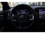Volvo XC40 B4 Plus Dark | Semi elek. trekhaak | Verwarmbare voorstoelen en stuurwiel | Premium audio by Harman Kardon | Verwarmbare voorruit | Elektrische achterklep | Keyless entry | Parkeercamera achter | Parkeersensor voor | Elek. bed. bestuurdersstoel met geheugen | All-season banden | 19-inch lichtmetalen velgen | Blind spot | Google-maps navigatie