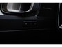 Volvo XC40 B4 Plus Dark | Semi elek. trekhaak | Verwarmbare voorstoelen en stuurwiel | Premium audio by Harman Kardon | Verwarmbare voorruit | Elektrische achterklep | Keyless entry | Parkeercamera achter | Parkeersensor voor | Elek. bed. bestuurdersstoel met geheugen | All-season banden | 19-inch lichtmetalen velgen | Blind spot | Google-maps navigatie