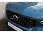 Volvo XC40 B4 Plus Dark | Semi elek. trekhaak | Verwarmbare voorstoelen en stuurwiel | Premium audio by Harman Kardon | Verwarmbare voorruit | Elektrische achterklep | Keyless entry | Parkeercamera achter | Parkeersensor voor | Elek. bed. bestuurdersstoel met geheugen | All-season banden | 19-inch lichtmetalen velgen | Blind spot | Google-maps navigatie
