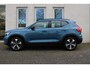 Volvo XC40 B4 Plus Dark | Semi elek. trekhaak | Verwarmbare voorstoelen en stuurwiel | Premium audio by Harman Kardon | Verwarmbare voorruit | Elektrische achterklep | Keyless entry | Parkeercamera achter | Parkeersensor voor | Elek. bed. bestuurdersstoel met geheugen | All-season banden | 19-inch lichtmetalen velgen | Blind spot | Google-maps navigatie