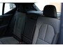 Volvo XC40 B4 Plus Dark | Semi elek. trekhaak | Verwarmbare voorstoelen en stuurwiel | Premium audio by Harman Kardon | Verwarmbare voorruit | Elektrische achterklep | Keyless entry | Parkeercamera achter | Parkeersensor voor | Elek. bed. bestuurdersstoel met geheugen | All-season banden | 19-inch lichtmetalen velgen | Blind spot | Google-maps navigatie