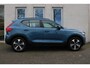 Volvo XC40 B4 Plus Dark | Semi elek. trekhaak | Verwarmbare voorstoelen en stuurwiel | Premium audio by Harman Kardon | Verwarmbare voorruit | Elektrische achterklep | Keyless entry | Parkeercamera achter | Parkeersensor voor | Elek. bed. bestuurdersstoel met geheugen | All-season banden | 19-inch lichtmetalen velgen | Blind spot | Google-maps navigatie