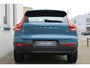 Volvo XC40 B4 Plus Dark | Semi elek. trekhaak | Verwarmbare voorstoelen en stuurwiel | Premium audio by Harman Kardon | Verwarmbare voorruit | Elektrische achterklep | Keyless entry | Parkeercamera achter | Parkeersensor voor | Elek. bed. bestuurdersstoel met geheugen | All-season banden | 19-inch lichtmetalen velgen | Blind spot | Google-maps navigatie