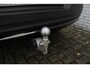 Volvo XC40 B4 Plus Dark | Semi elek. trekhaak | Verwarmbare voorstoelen en stuurwiel | Premium audio by Harman Kardon | Verwarmbare voorruit | Elektrische achterklep | Keyless entry | Parkeercamera achter | Parkeersensor voor | Elek. bed. bestuurdersstoel met geheugen | All-season banden | 19-inch lichtmetalen velgen | Blind spot | Google-maps navigatie