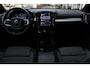 Volvo XC40 B4 Plus Dark | All-season banden | 19-inch lichtmetalen velgen | Keyless entry | Premium audio by Harman Kardon | Semi elek. trekhaak | Elek. bed. bestuurdersstoel met geheugen | Verwarmbare voorstoelen | Verwarmbaar stuurwiel | Elektrische achterklep | Blind spot | Google-maps navigatie | Parkeercamera achter | Parkeersensoren voor |
