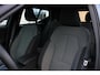 Volvo XC40 B4 Plus Dark | All-season banden | 19-inch lichtmetalen velgen | Keyless entry | Premium audio by Harman Kardon | Semi elek. trekhaak | Elek. bed. bestuurdersstoel met geheugen | Verwarmbare voorstoelen | Verwarmbaar stuurwiel | Elektrische achterklep | Blind spot | Google-maps navigatie | Parkeercamera achter | Parkeersensoren voor |